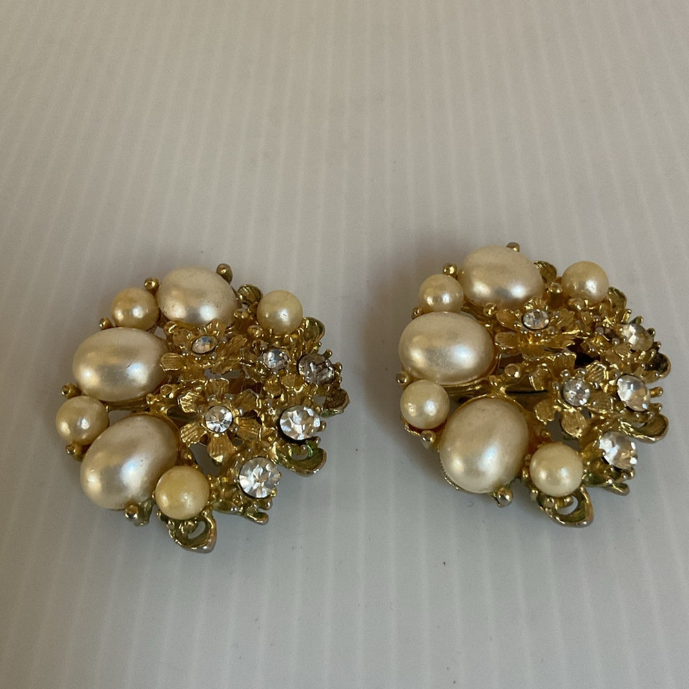 Vintage Gold Tone Faux Pearl Rhinestone Cluster Clip On Earrings Statement - Picture 3 of 7
